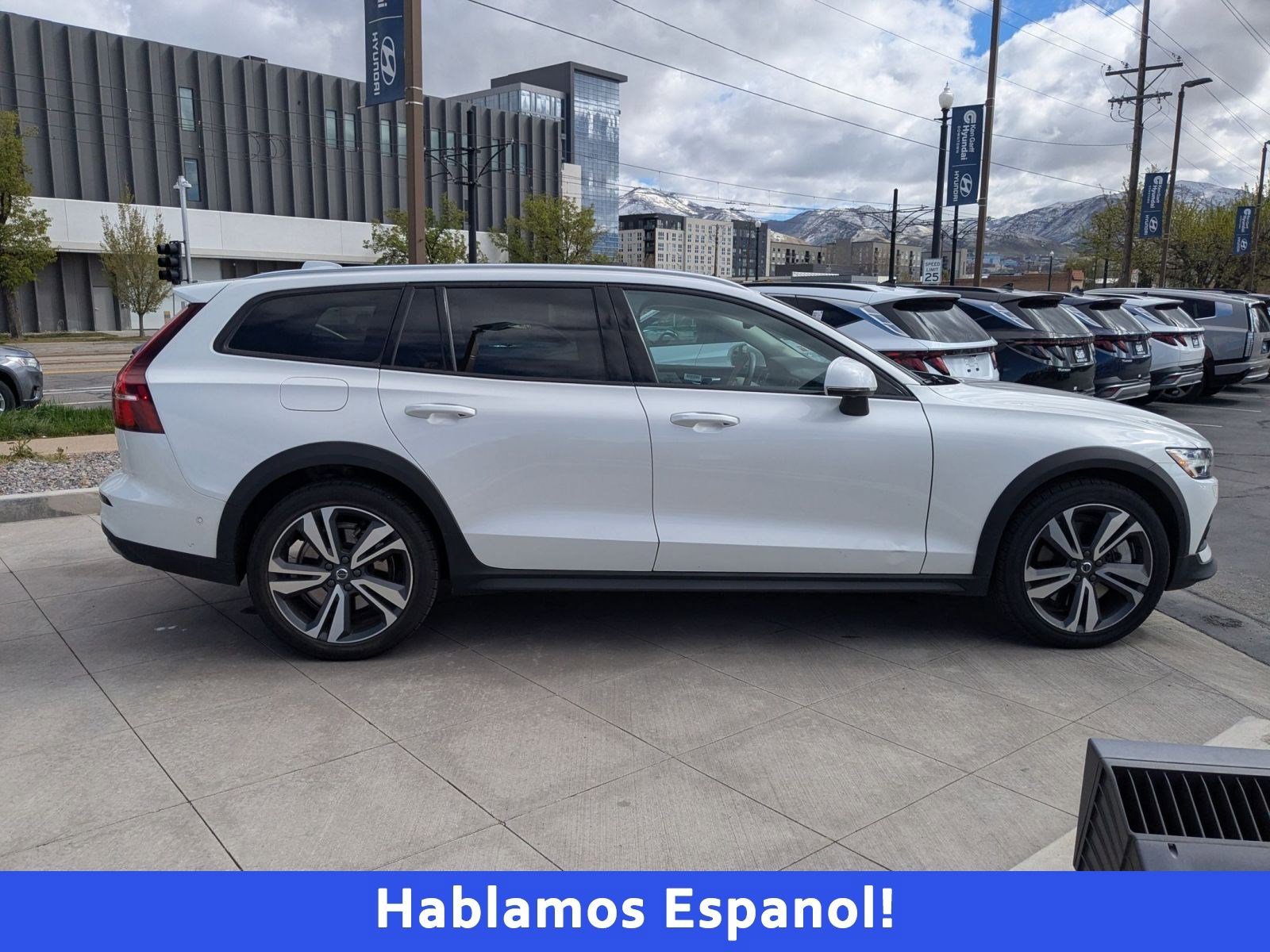 Used 2025 Volvo V60 B5 Cross Country Plus image 2