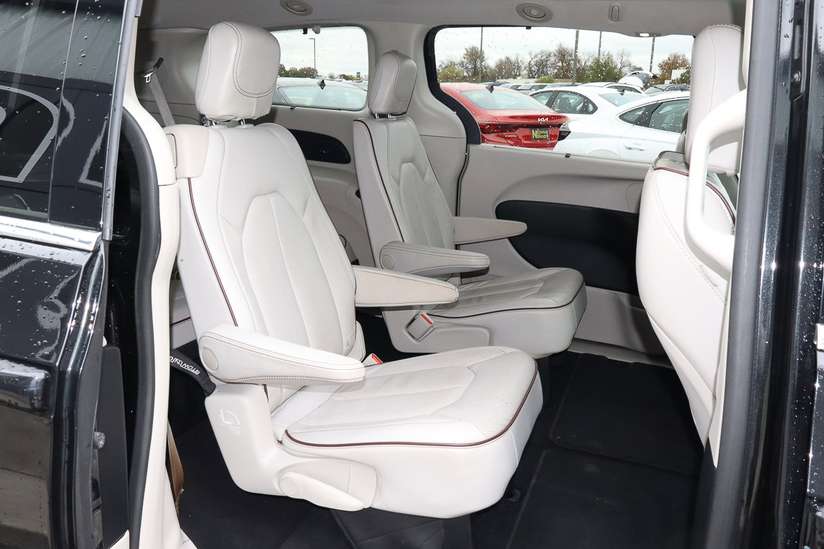Used 2020 Chrysler Pacifica Limited image 30