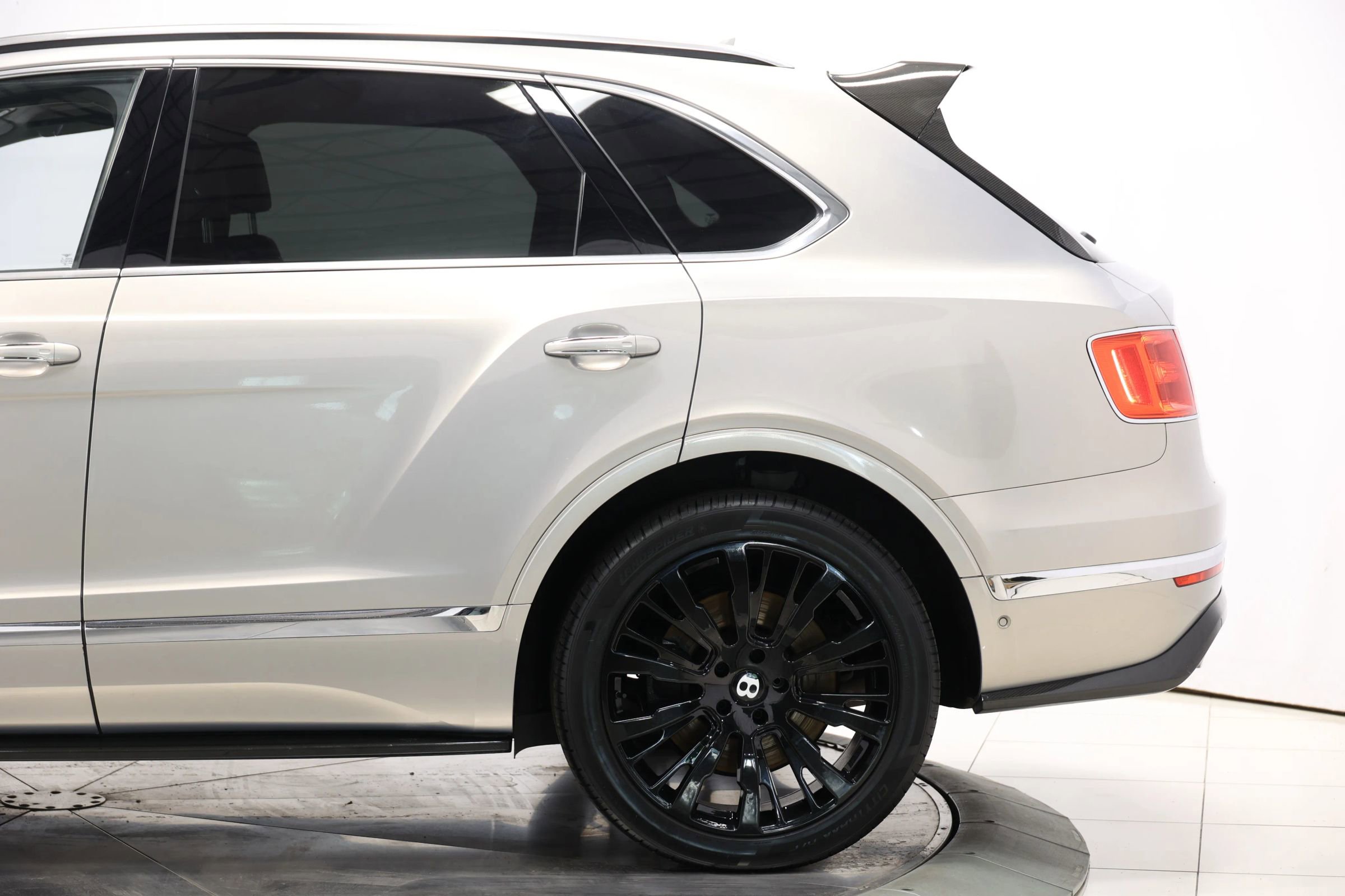 Used 2017 Bentley Bentayga image 10