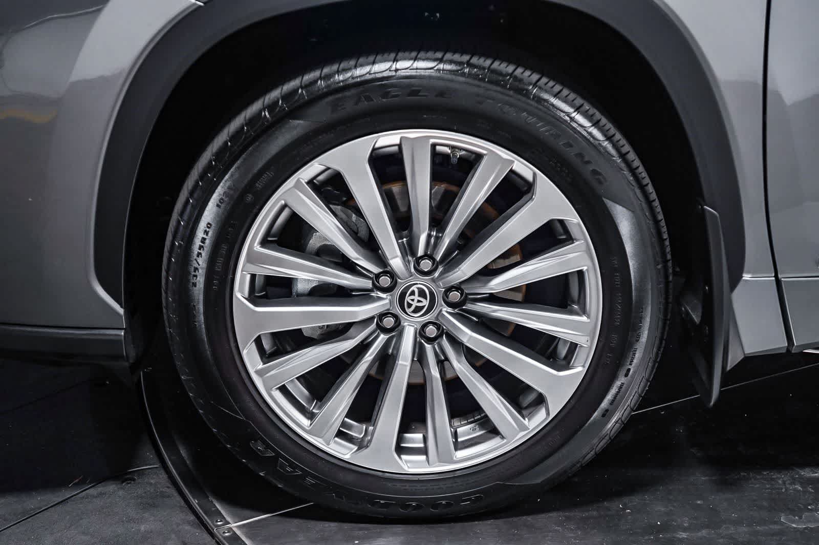 Certified 2025 Toyota Highlander Limited AWD/4WD image 12