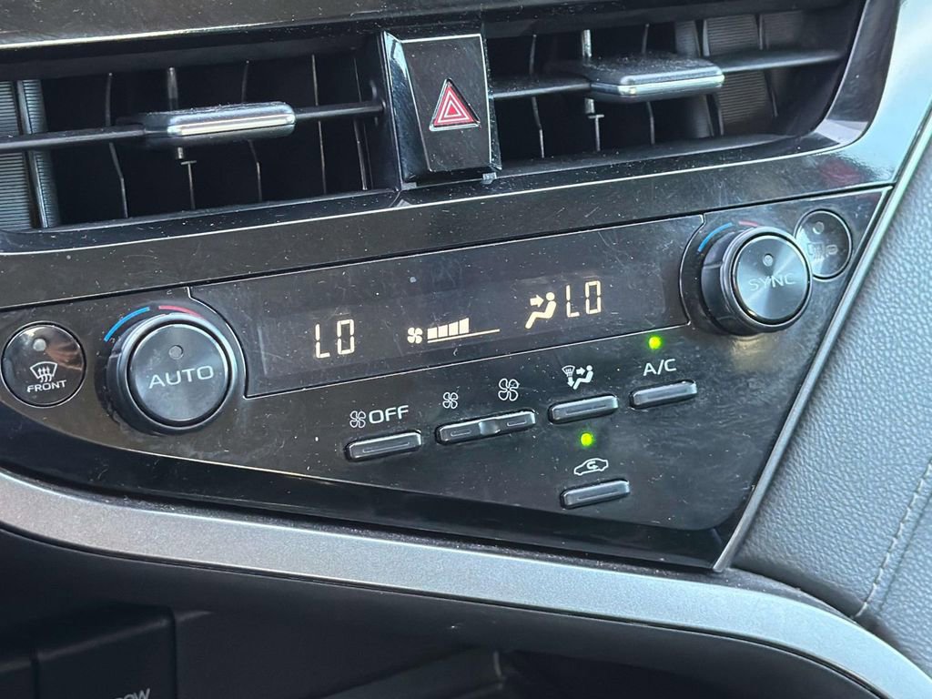 Used 2022 Toyota Camry SE FWD image 18