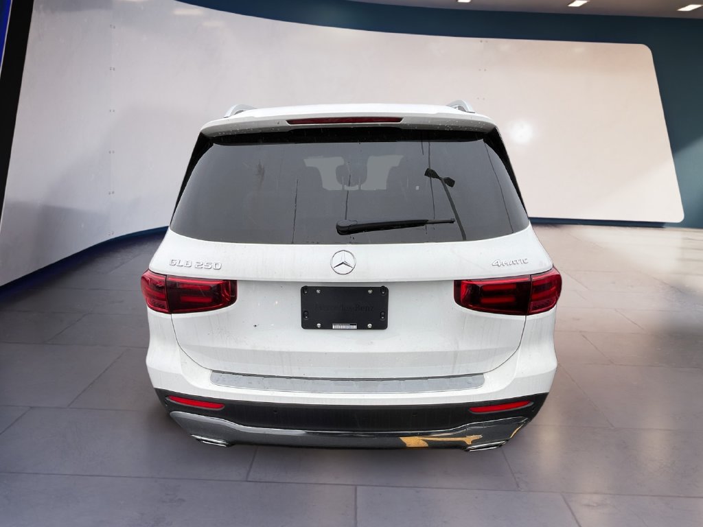 Used 2025 Mercedes-Benz GLB 250 4MATIC image 3