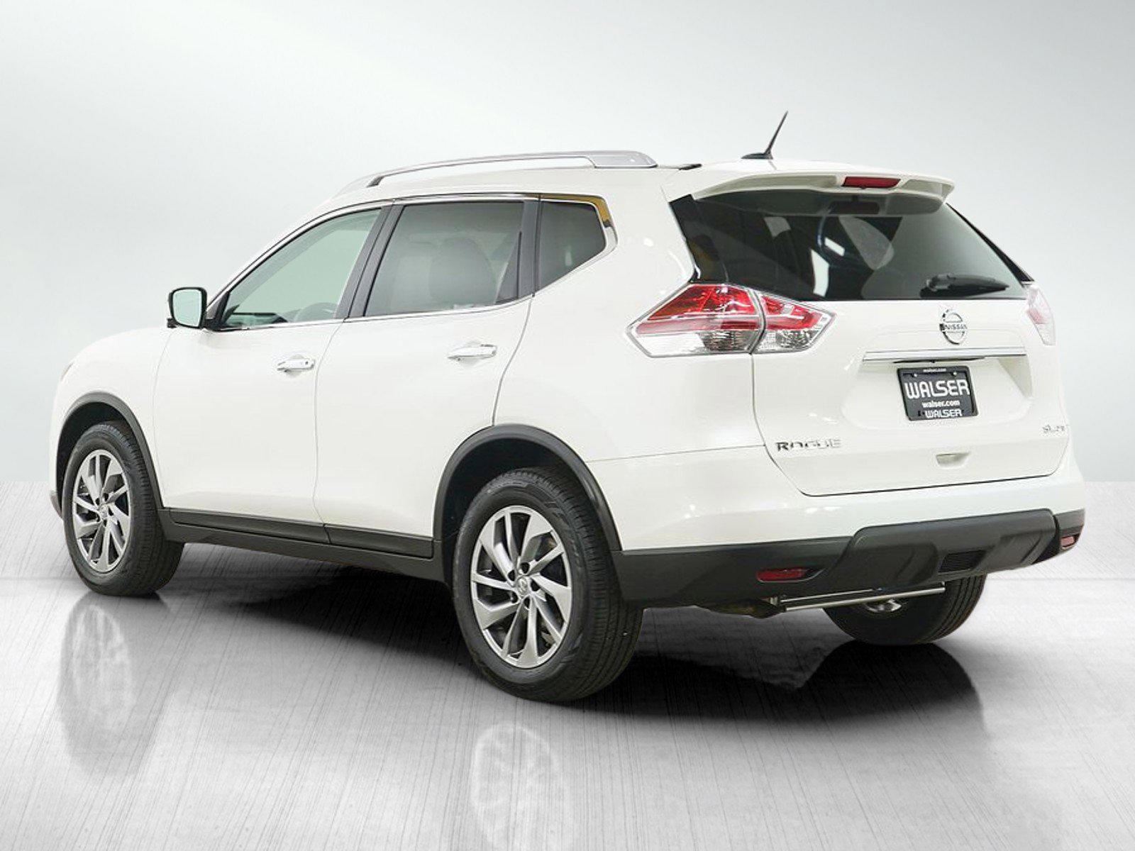 Used 2015 Nissan Rogue SL w/ SL Premium Package image 3