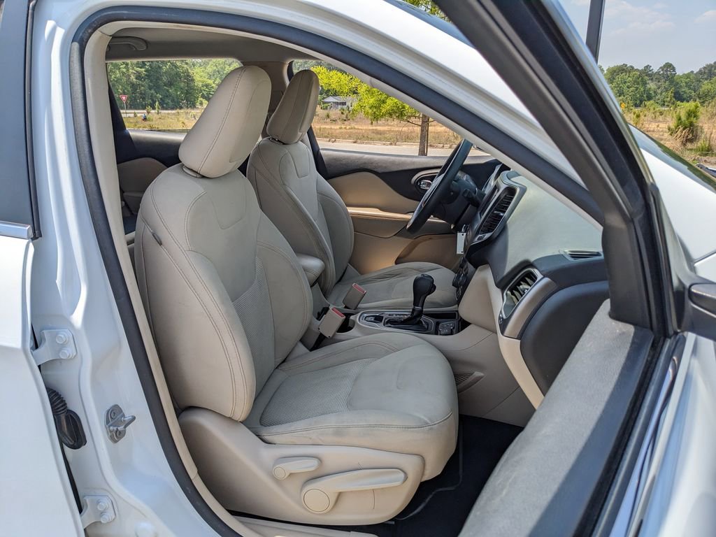 Used 2019 Jeep Cherokee Latitude w/ Popular Appearance Group FWD image 41