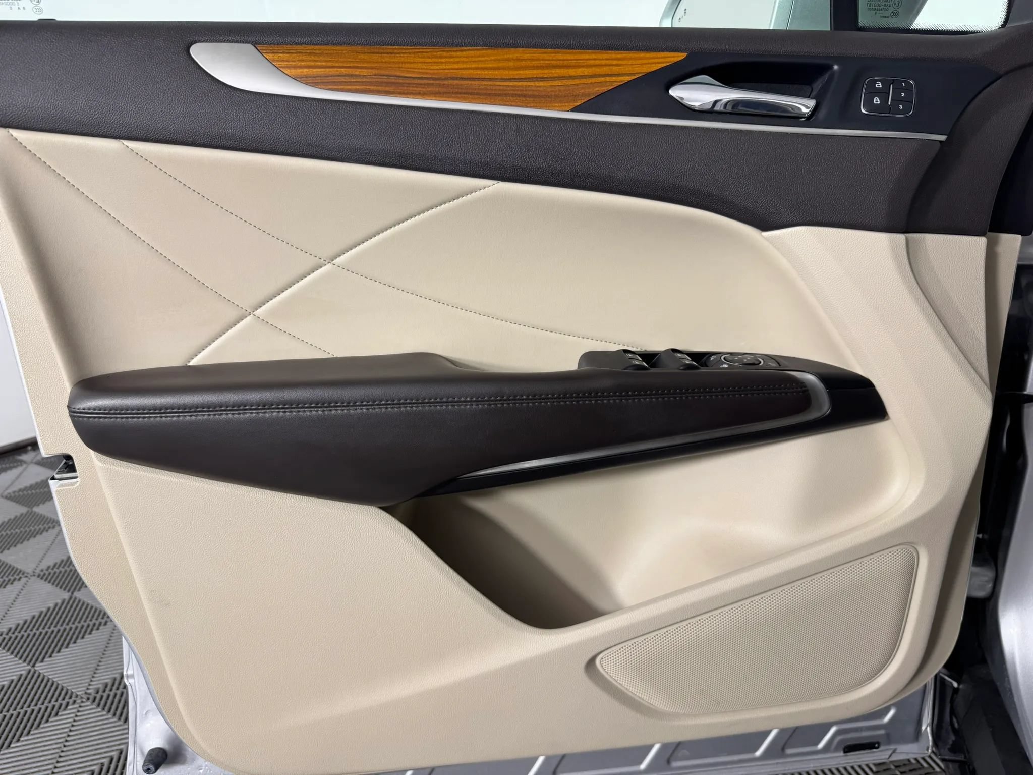 Used 2019 Lincoln MKC Select w/ Select Plus Package AWD/4WD image 41