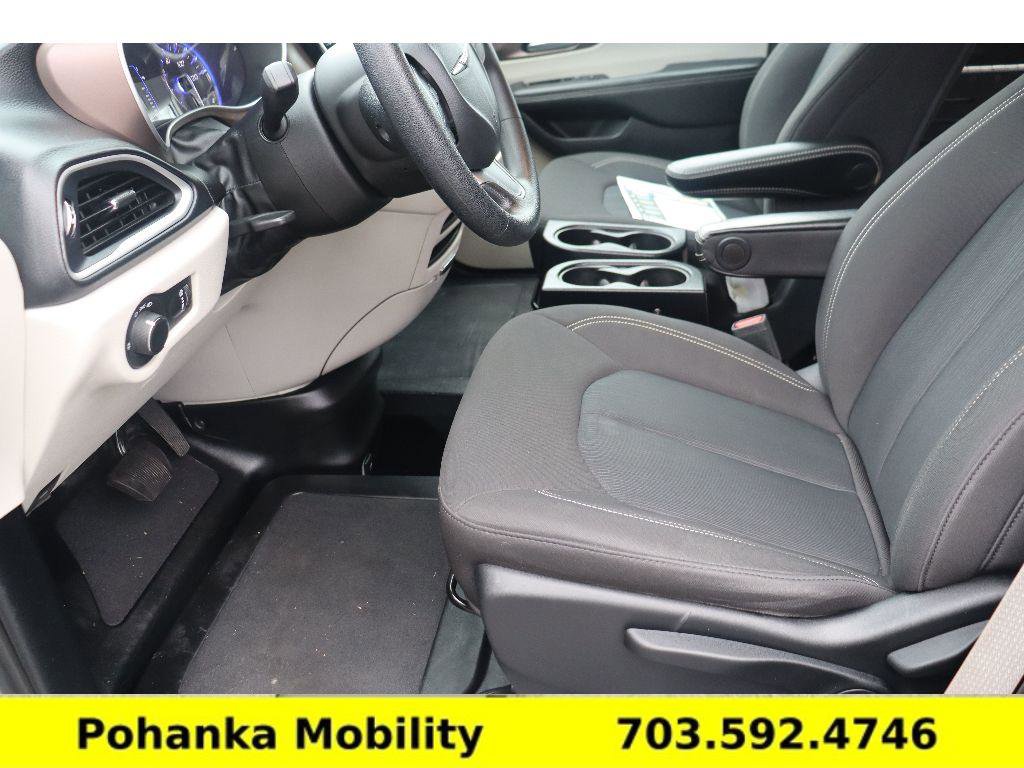 Used 2020 Chrysler Voyager L image 24