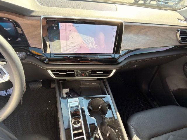 Used 2024 Volkswagen Atlas SE w/ Panoramic Sunroof Package image 2