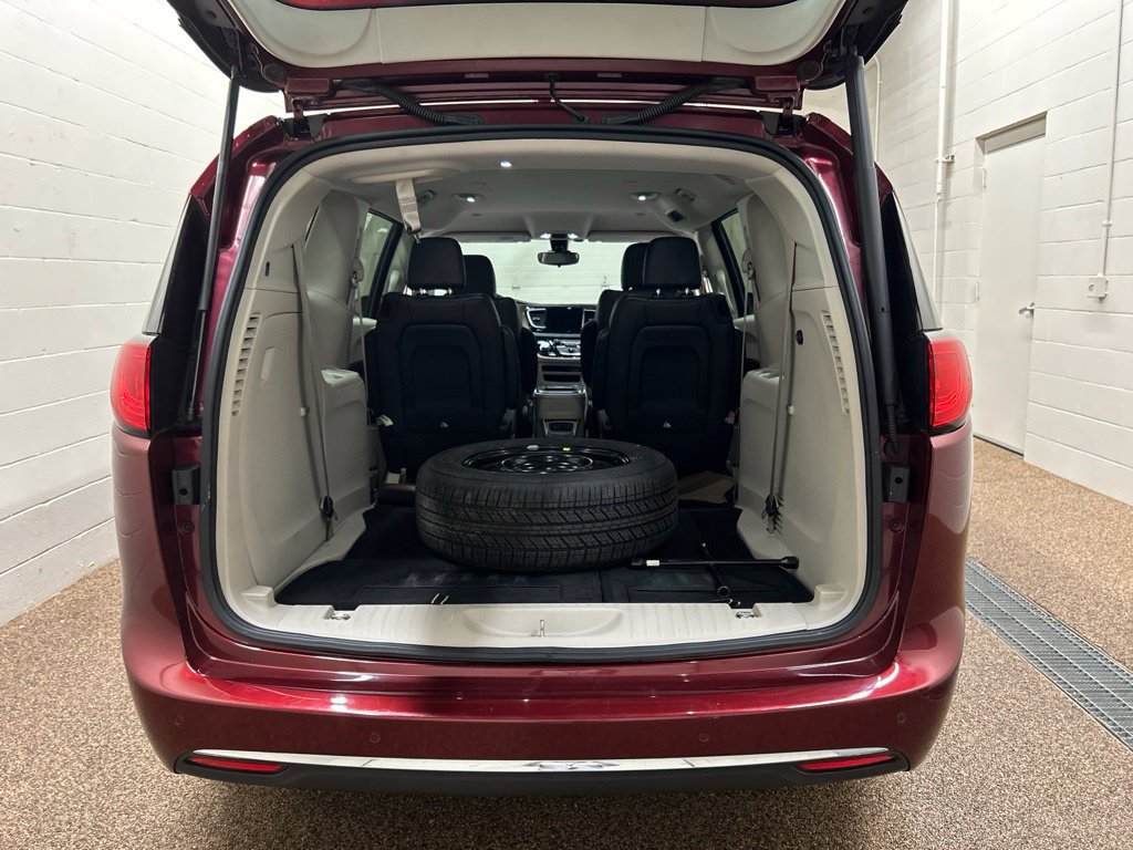 Used 2017 Chrysler Pacifica Touring-L FWD image 13