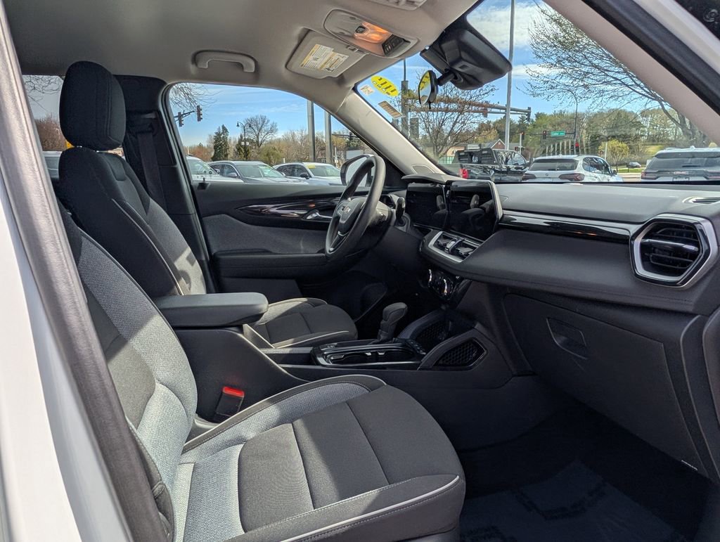 Used 2025 Chevrolet TrailBlazer LT FWD image 17