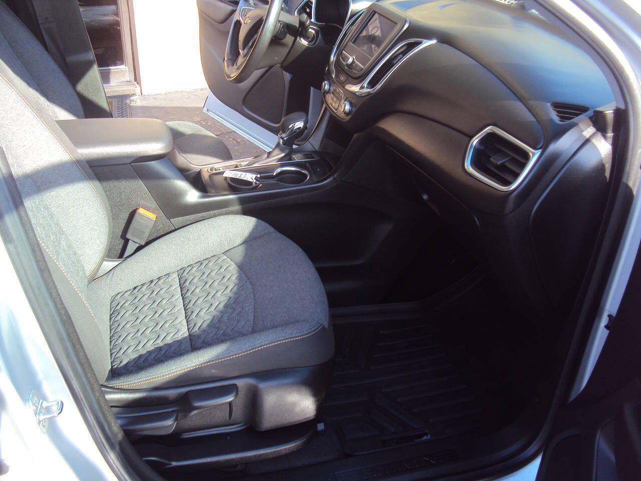Used 2022 Chevrolet Equinox LT w/ Driver Convenience Package AWD/4WD image 9