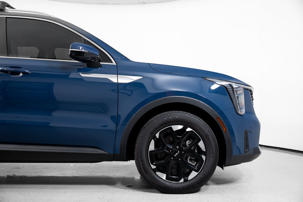 Used 2025 Kia Sorento S w/ Panoramic Sunroof Package FWD image 4
