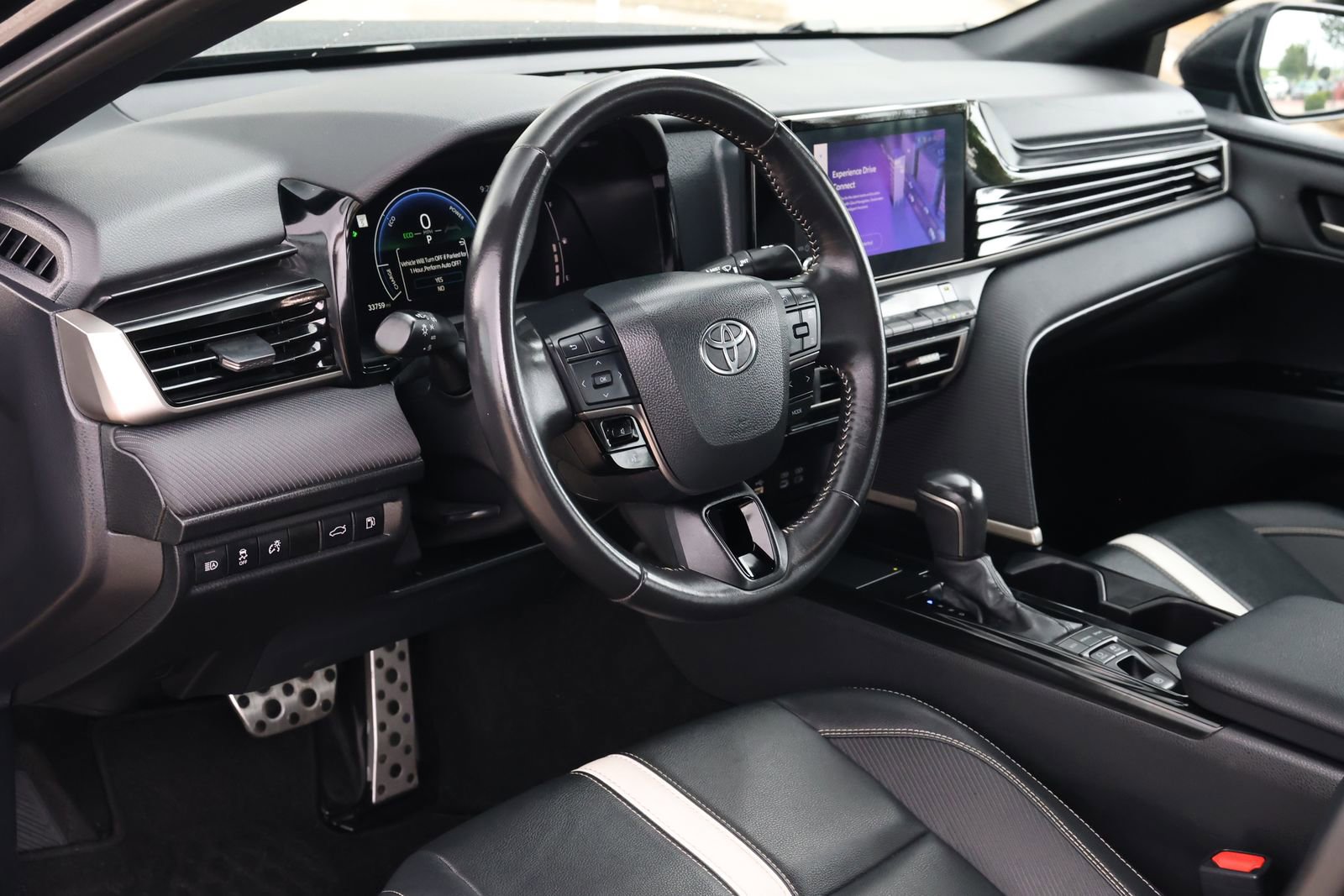 Used 2025 Toyota Camry SE FWD image 13