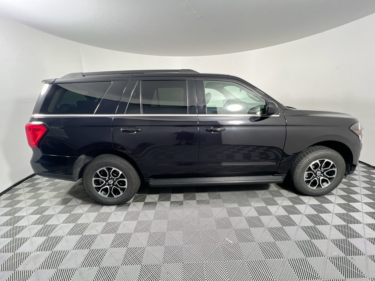 Used 2024 Ford Expedition XLT AWD/4WD image 2
