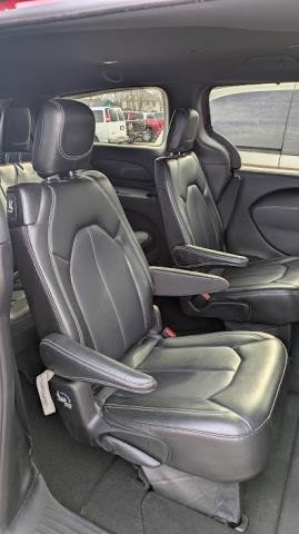 Used 2025 Chrysler Pacifica Select image 18