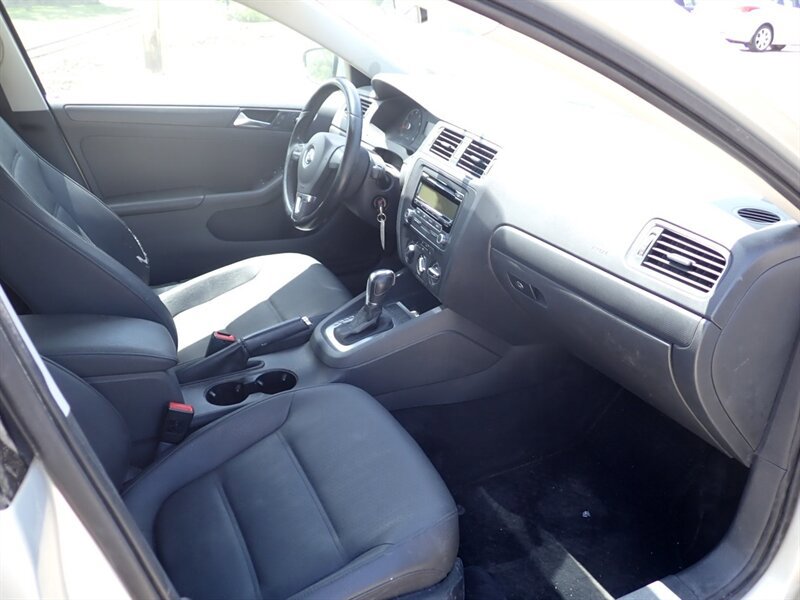 Used 2011 Volkswagen Jetta SE FWD image 17