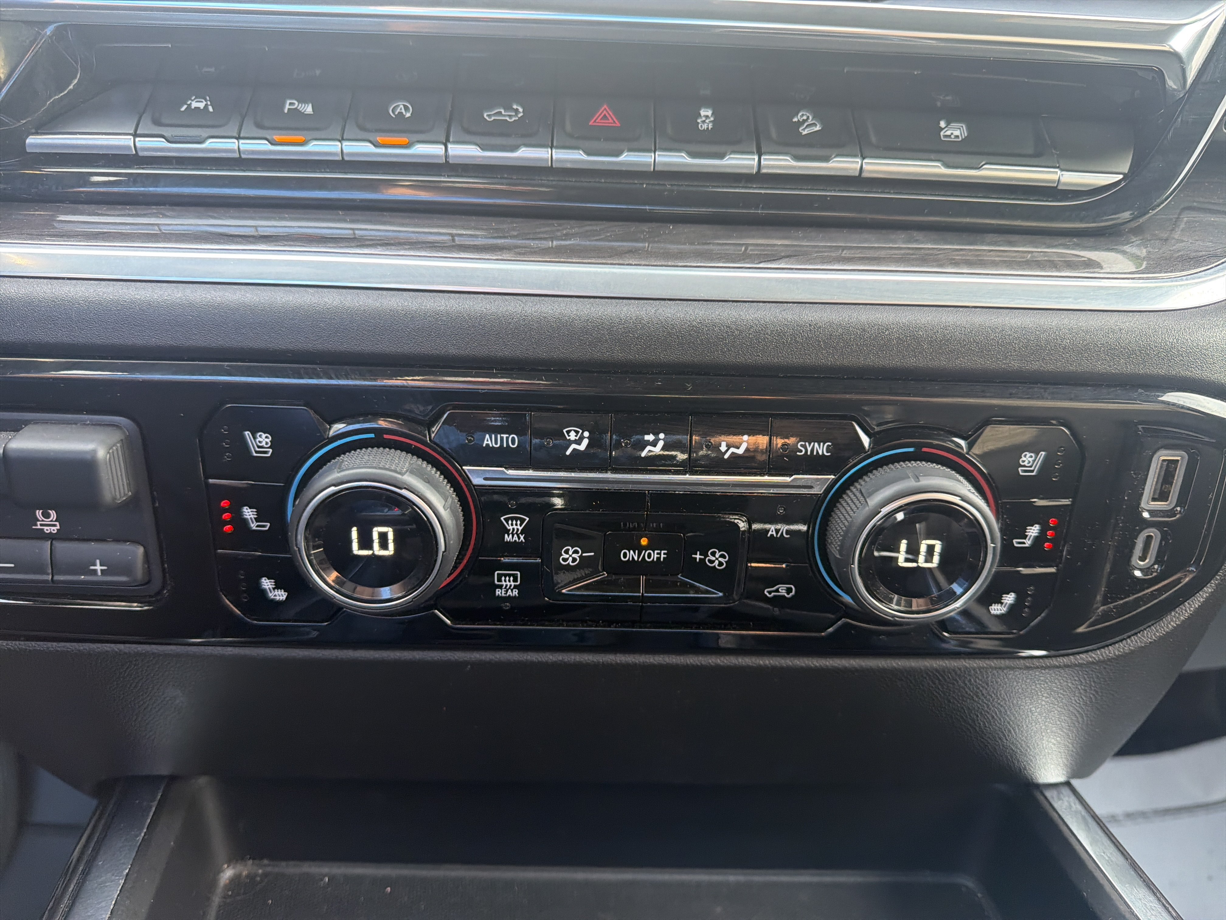 Used 2022 Chevrolet Silverado 1500 LTZ AWD/4WD image 27
