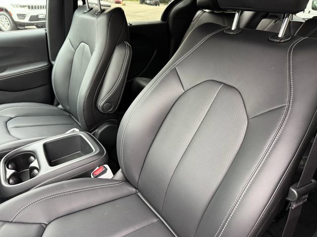 New 2026 Chrysler Pacifica Select image 13