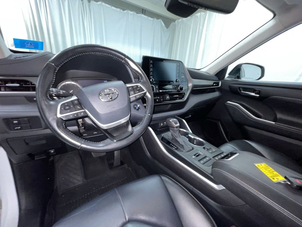 Used 2022 Toyota Highlander XLE image 3