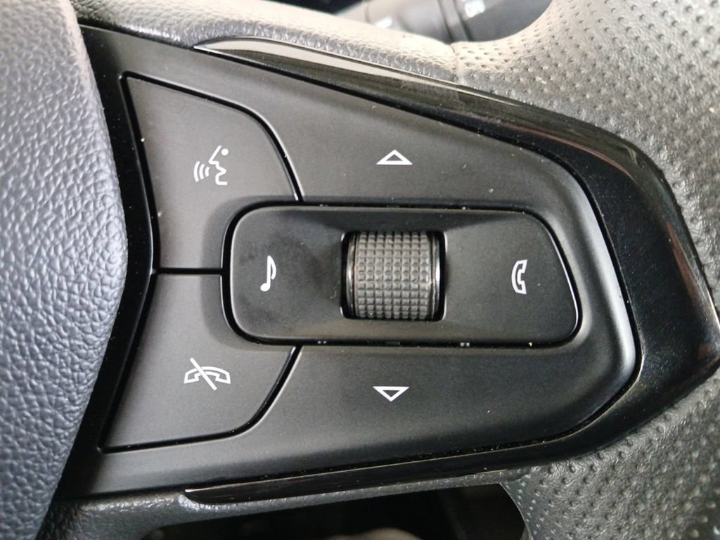 Used 2025 Chevrolet Trax LT FWD image 23