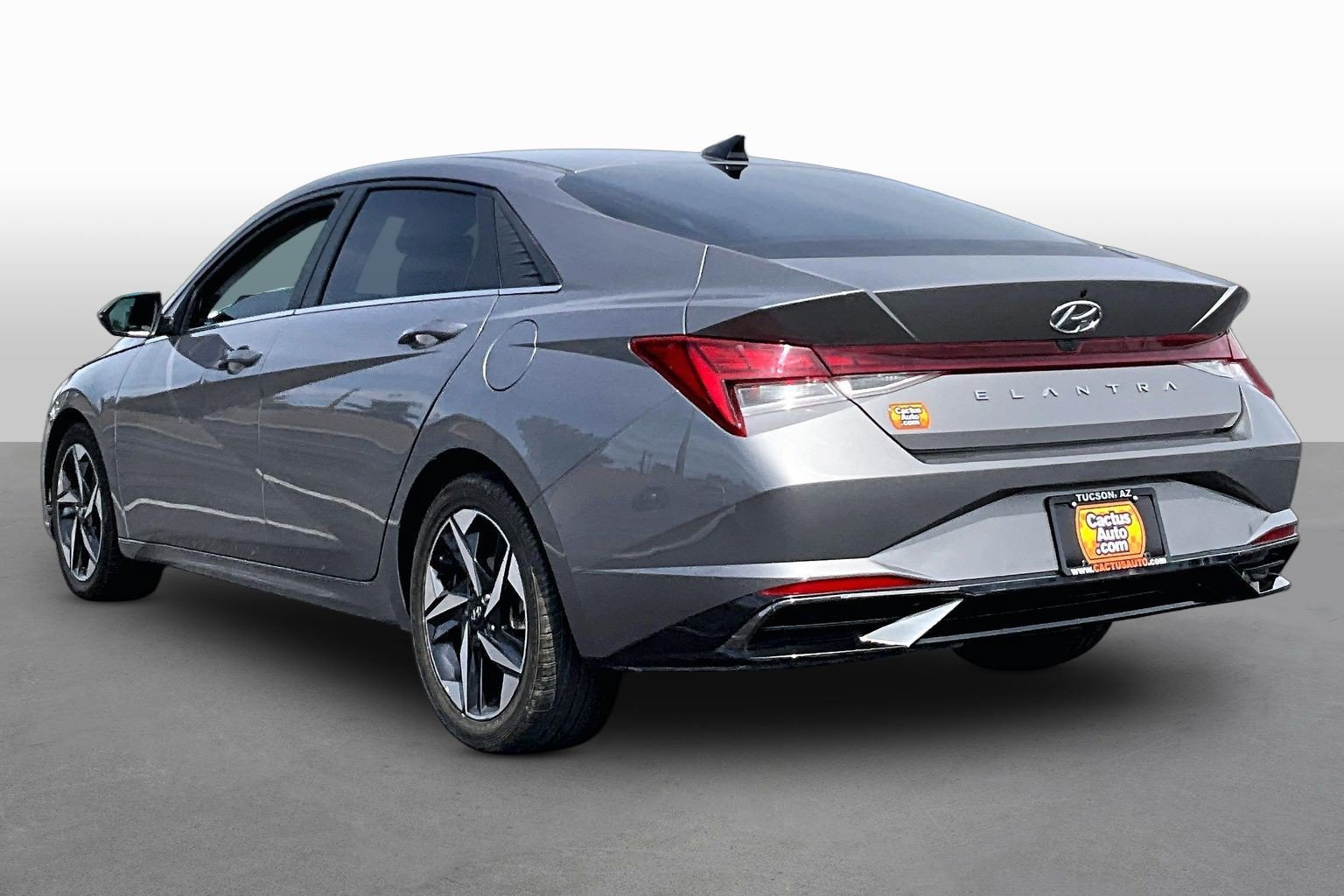 Used 2021 Hyundai Elantra SEL w/ Convenience + Premium Package FWD image 11