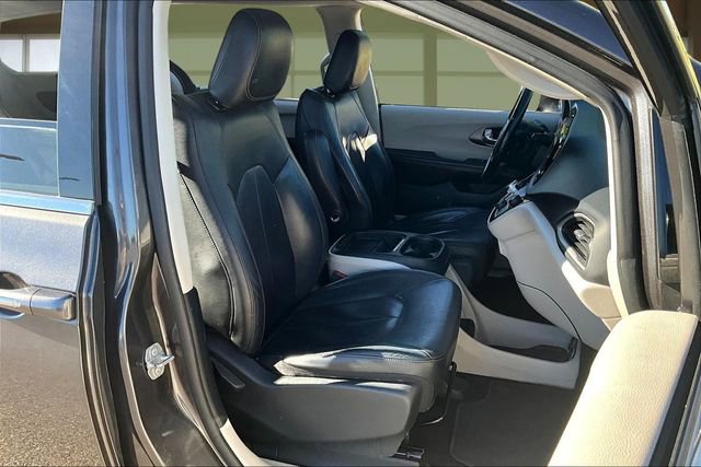 Used 2020 Chrysler Pacifica Touring-L image 7