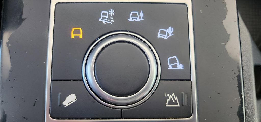 Used 2020 Land Rover Discovery Landmark image 40