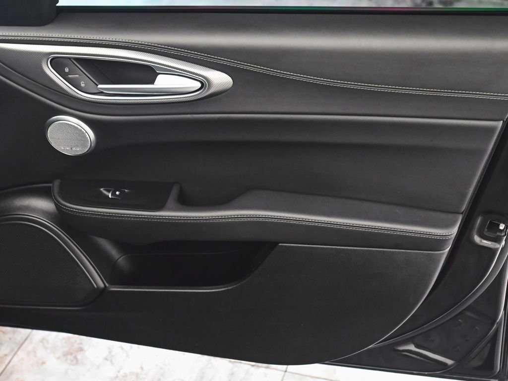 Used 2024 Alfa Romeo Giulia Veloce image 12