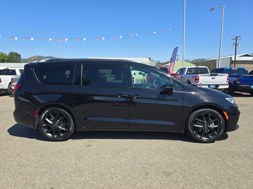 Used 2025 Chrysler Pacifica Limited FWD image 6