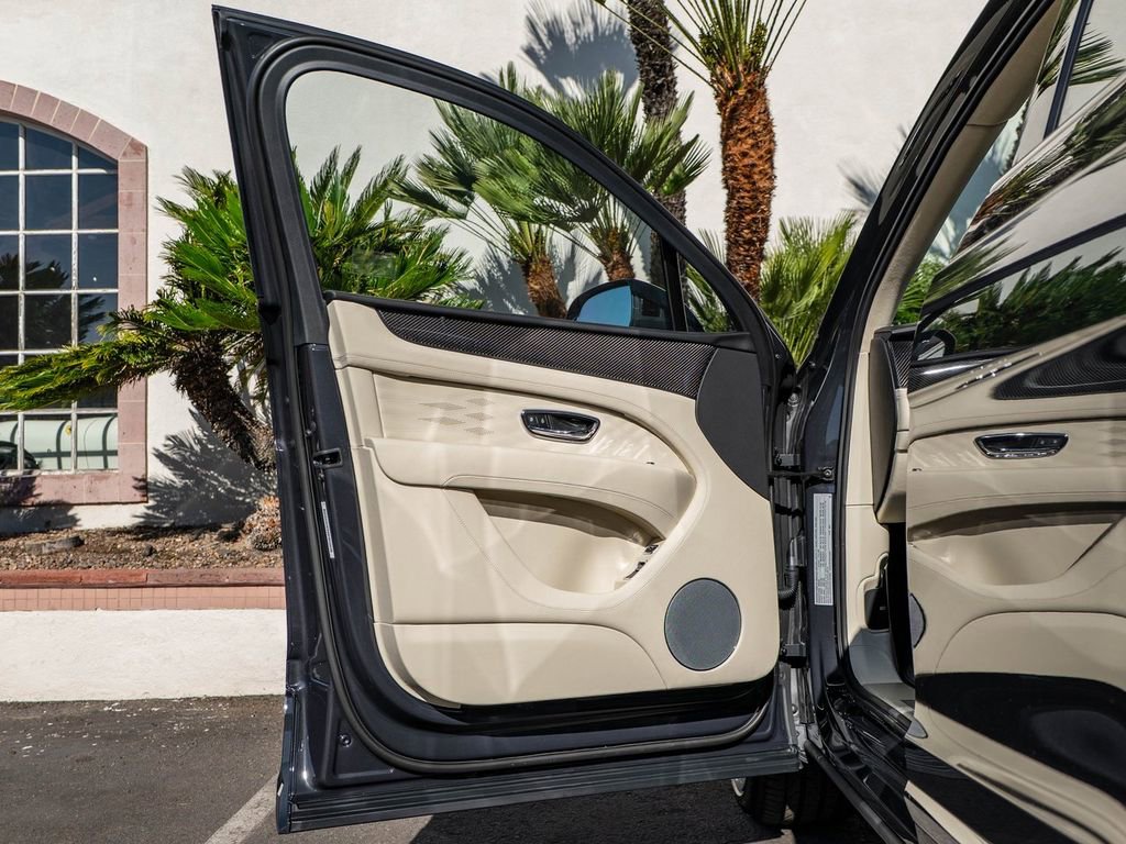 Used 2025 Bentley Bentayga AWD/4WD image 28