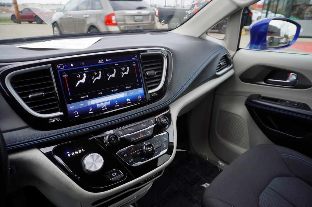 Used 2021 Chrysler Pacifica Touring image 17