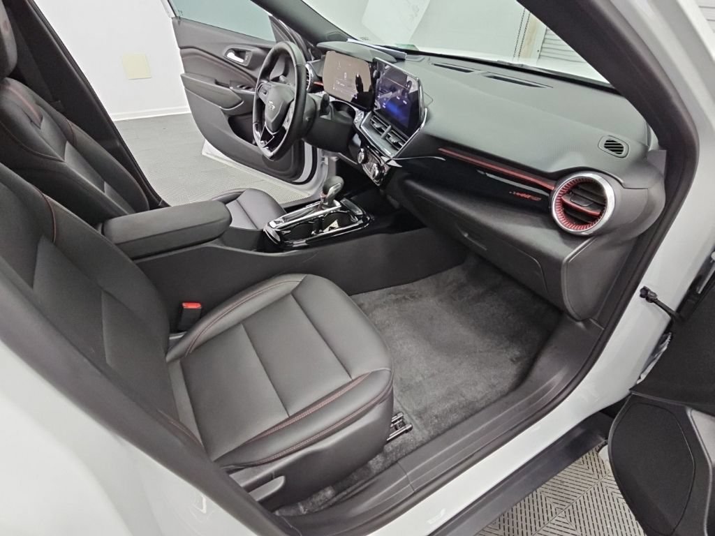 Used 2024 Chevrolet Trax RS FWD image 35