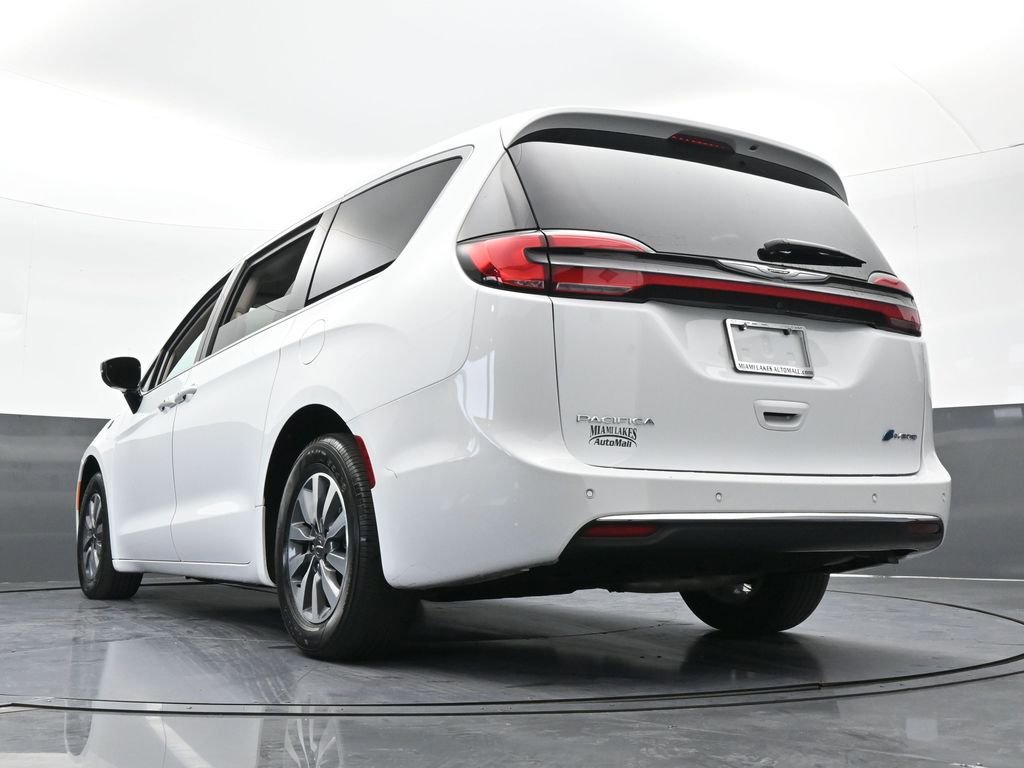 Used 2024 Chrysler Pacifica Select image 54