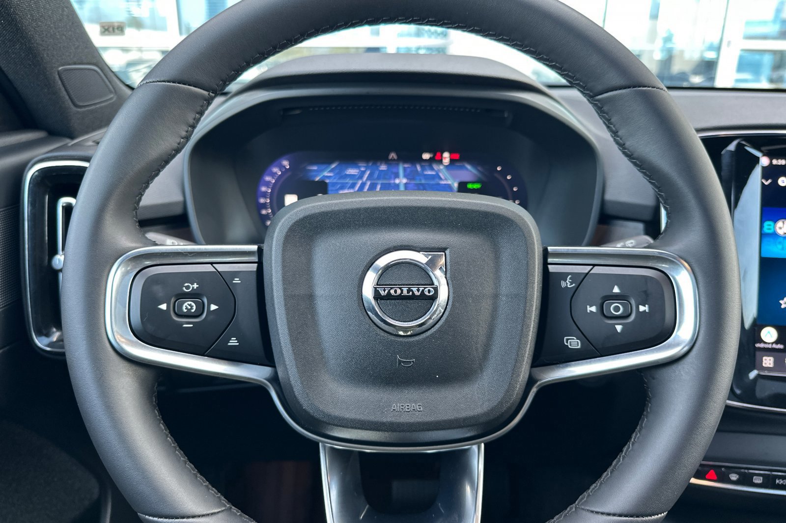 Used 2023 Volvo XC40 Recharge Plus image 22