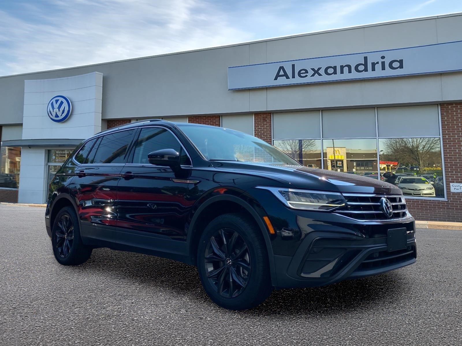Used 2022 Volkswagen Tiguan SE w/ Panoramic Sunroof Package