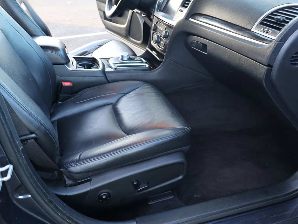 Used 2016 Chrysler 300 Limited image 29