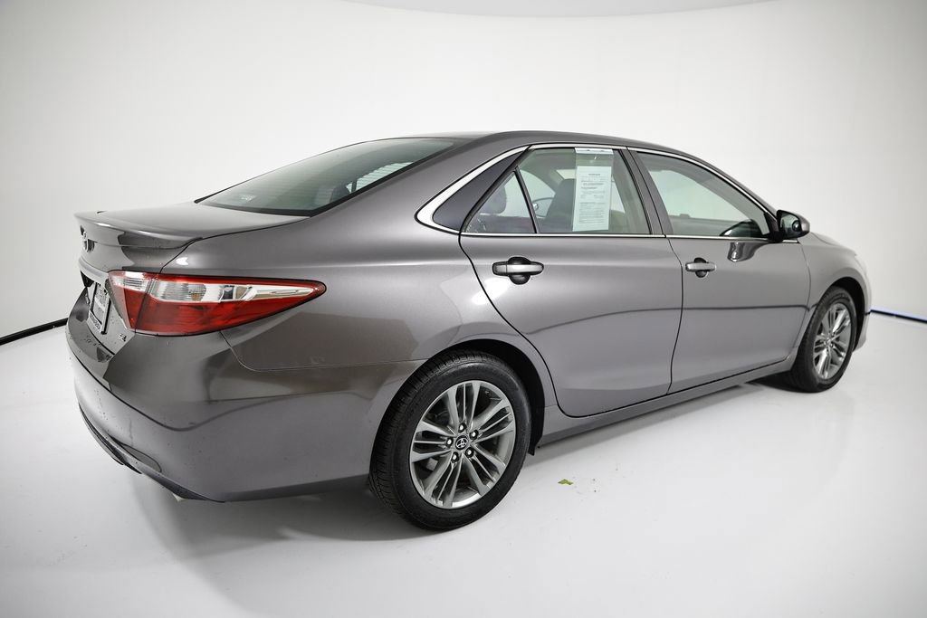 Used 2016 Toyota Camry SE w/ Moonroof Package image 5