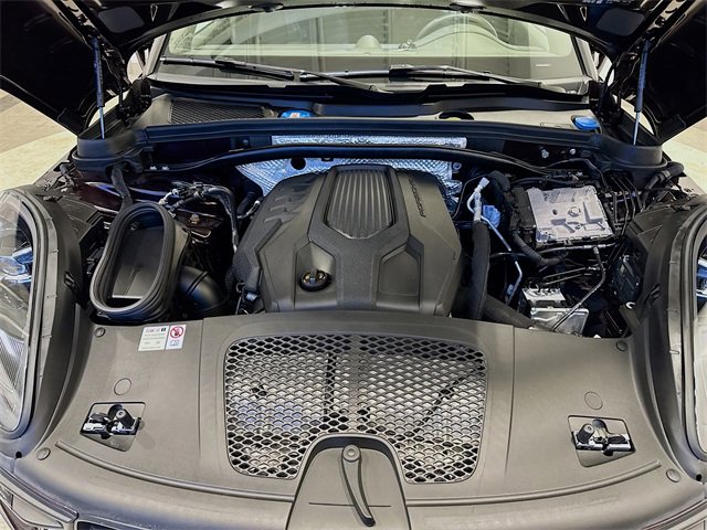 Used 2025 Porsche Macan image 32