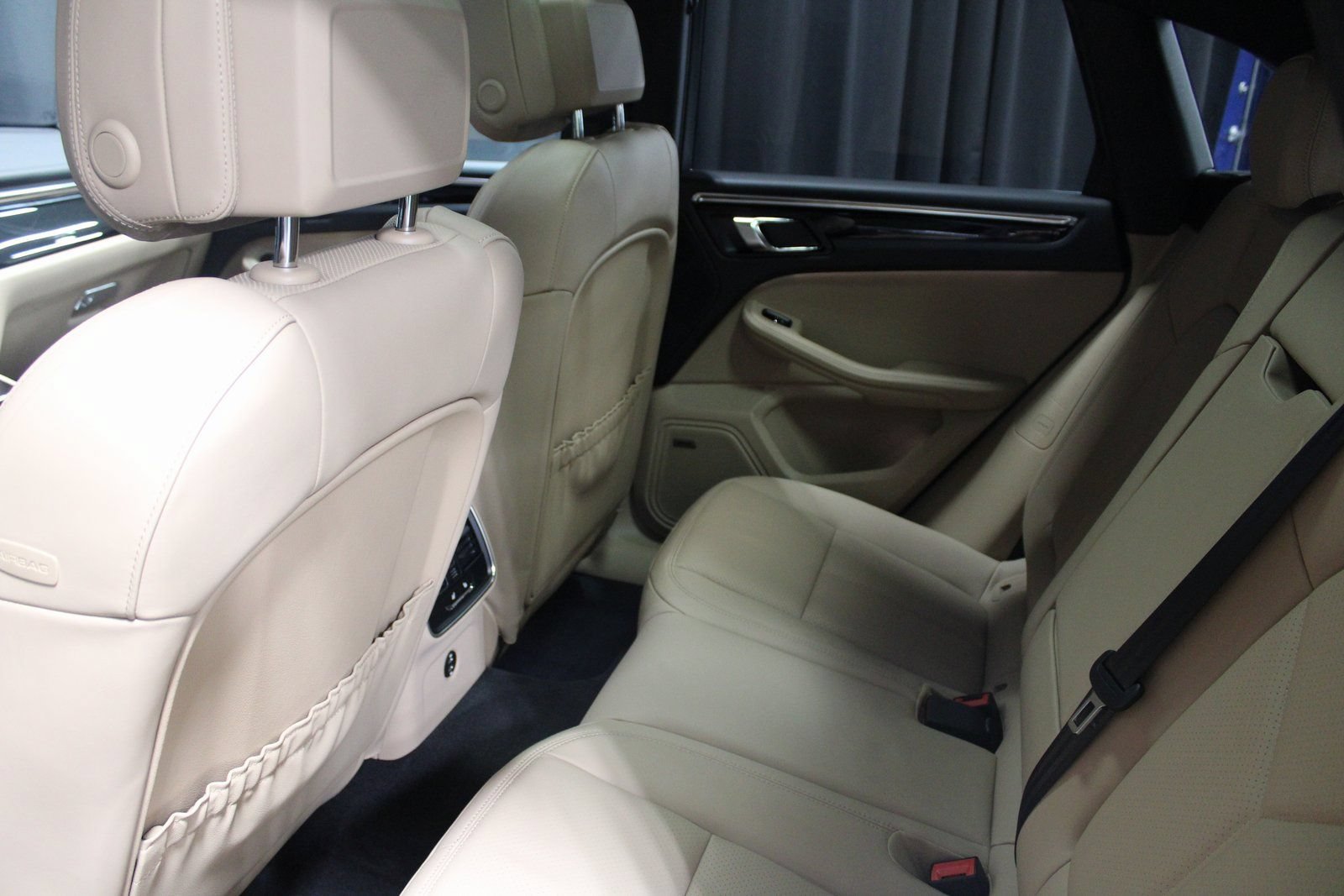 Certified 2025 Porsche Macan AWD/4WD image 25