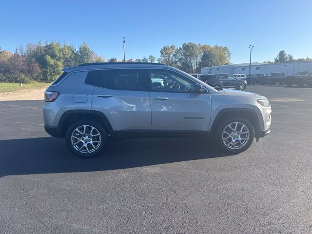 Used 2022 Jeep Compass Latitude w/ Sun and Sound Group AWD/4WD image 8
