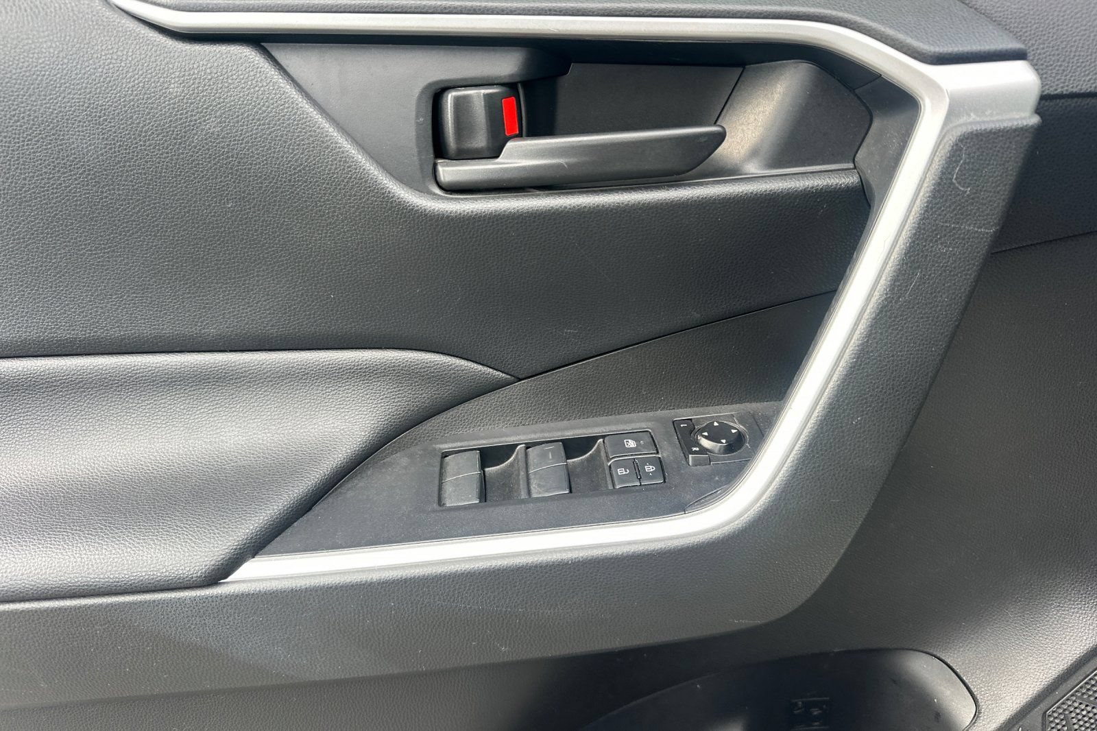 Used 2020 Toyota RAV4 LE w/ Carpet Mat Package FWD image 11
