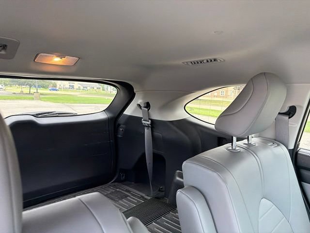 Used 2025 Toyota Highlander XLE AWD/4WD image 12