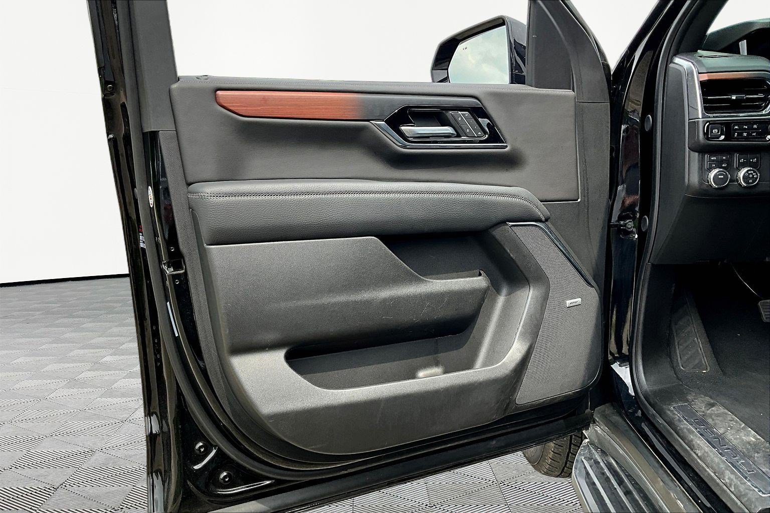 Used 2025 GMC Yukon XL Denali AWD/4WD image 23
