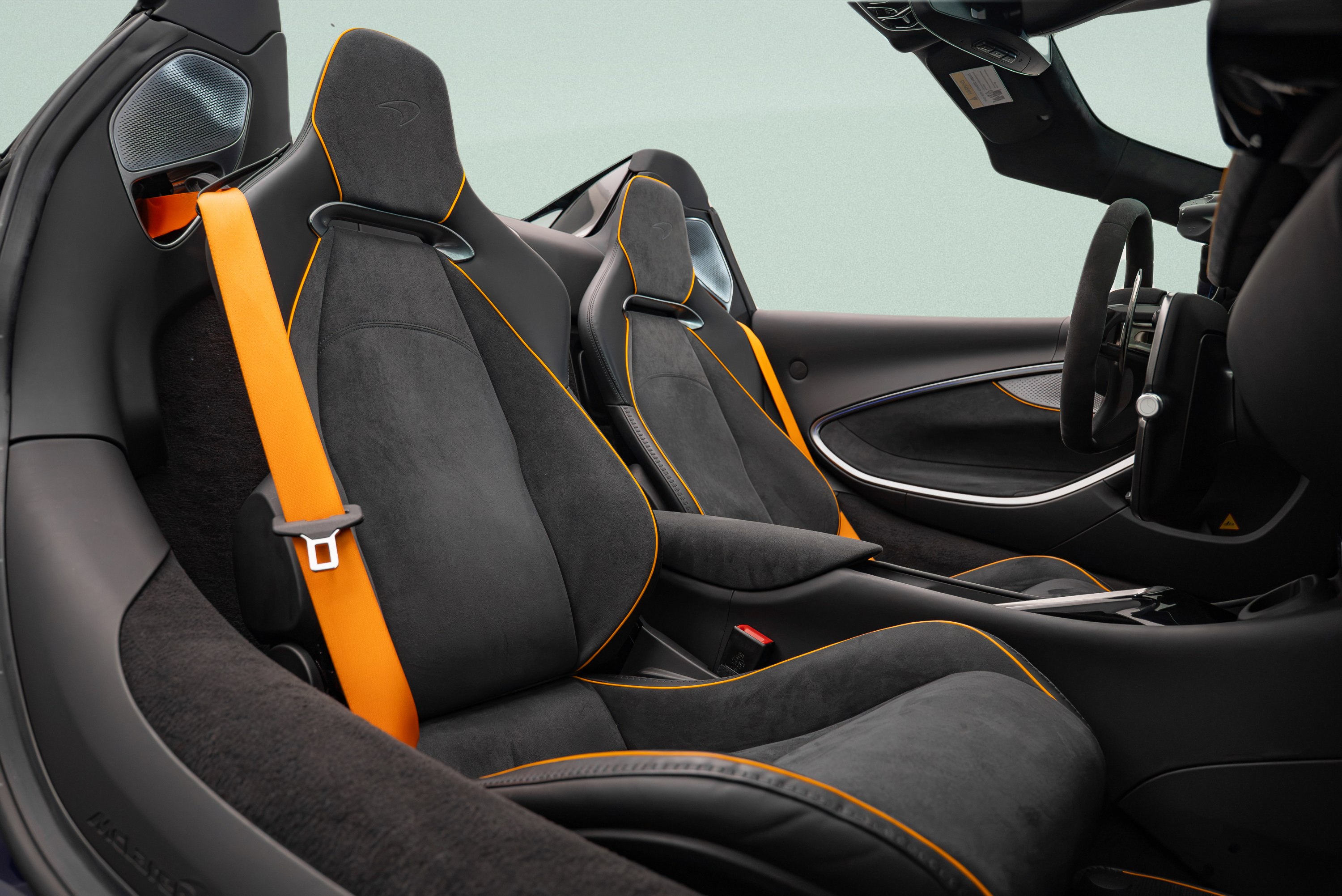Used 2025 McLaren Artura Spider RWD image 11