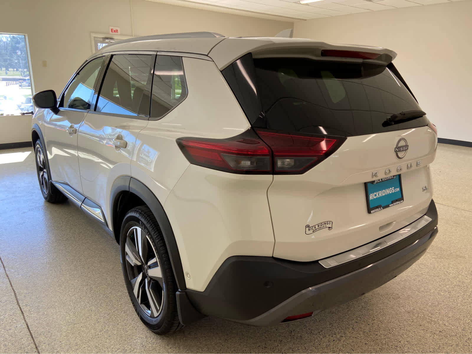 Used 2023 Nissan Rogue SL w/ SL Premium Package image 10