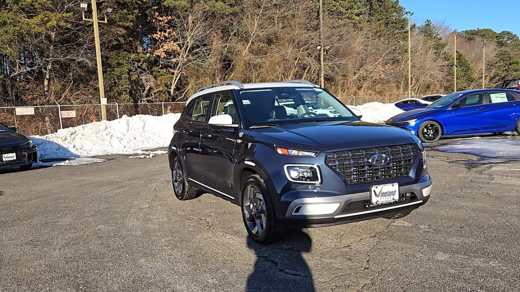 Certified 2025 Hyundai Venue Limited FWD image 3
