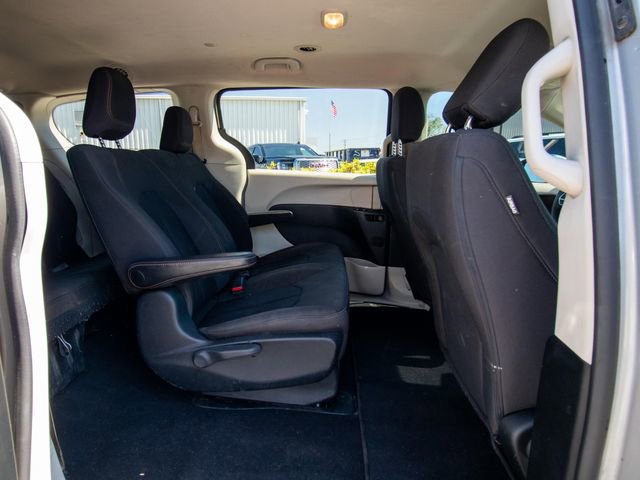 Used 2018 Chrysler Pacifica L FWD image 14