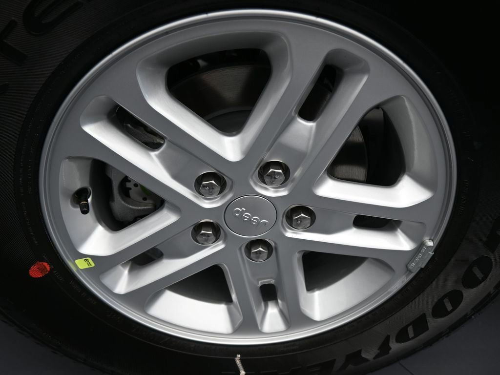 Used 2025 Jeep Grand Cherokee Laredo image 35