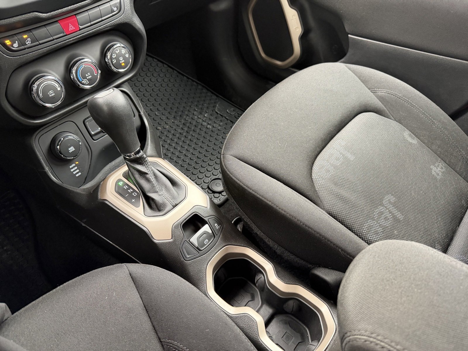 Used 2017 Jeep Renegade Latitude w/ Cold Weather Group image 31