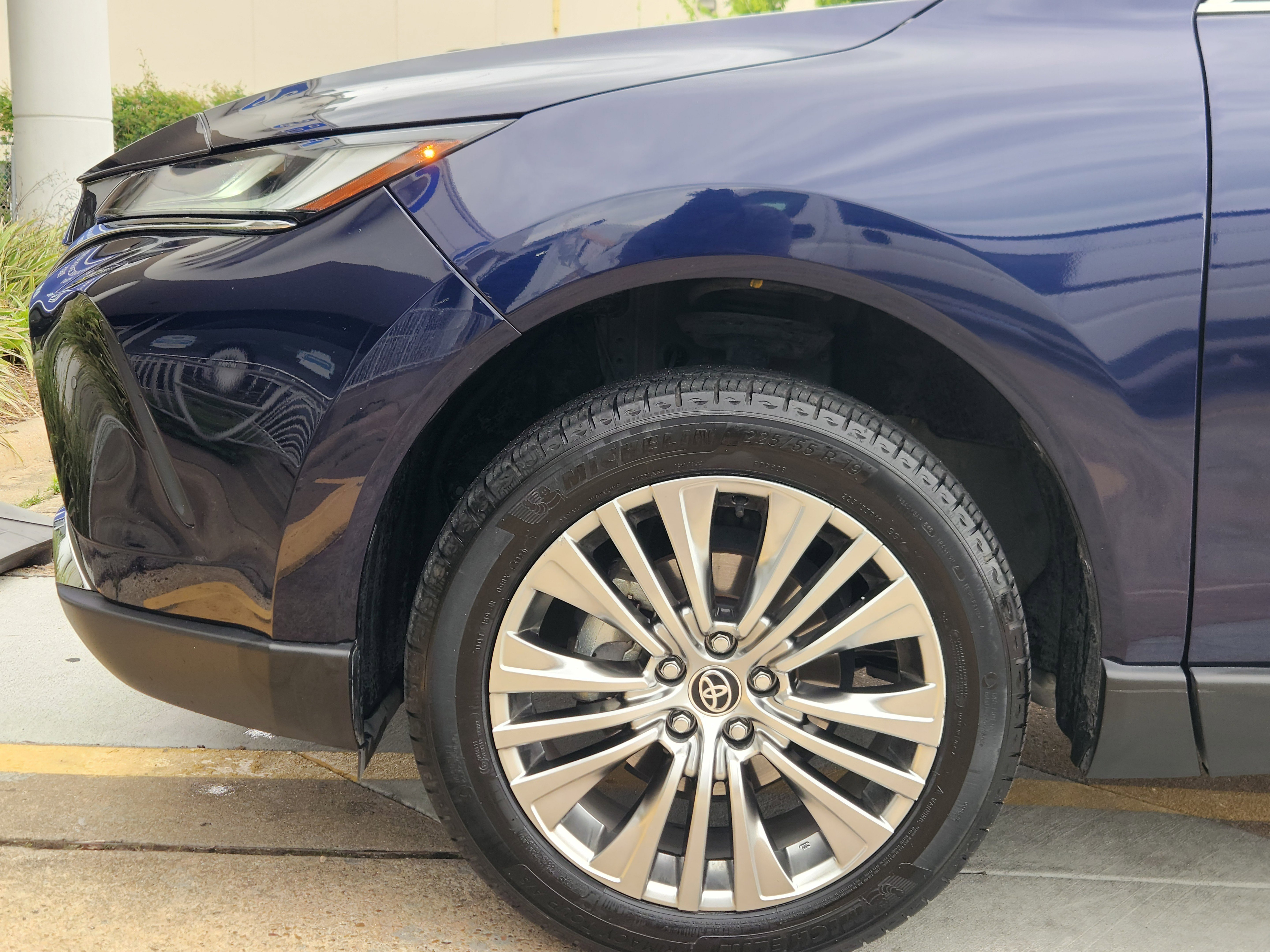 Used 2022 Toyota Venza XLE image 5