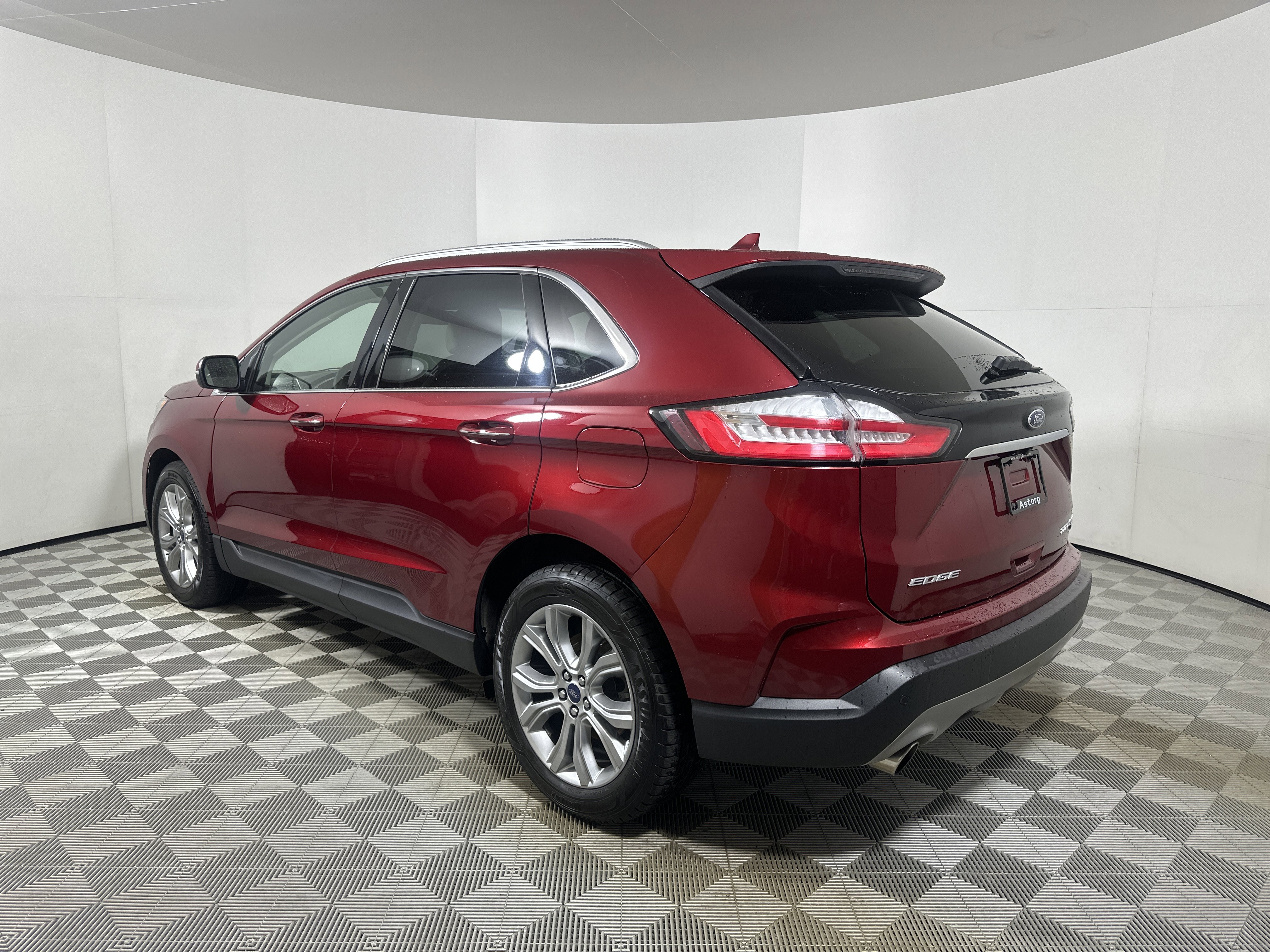 Used 2019 Ford Edge Titanium w/ Cold Weather Package AWD/4WD image 5